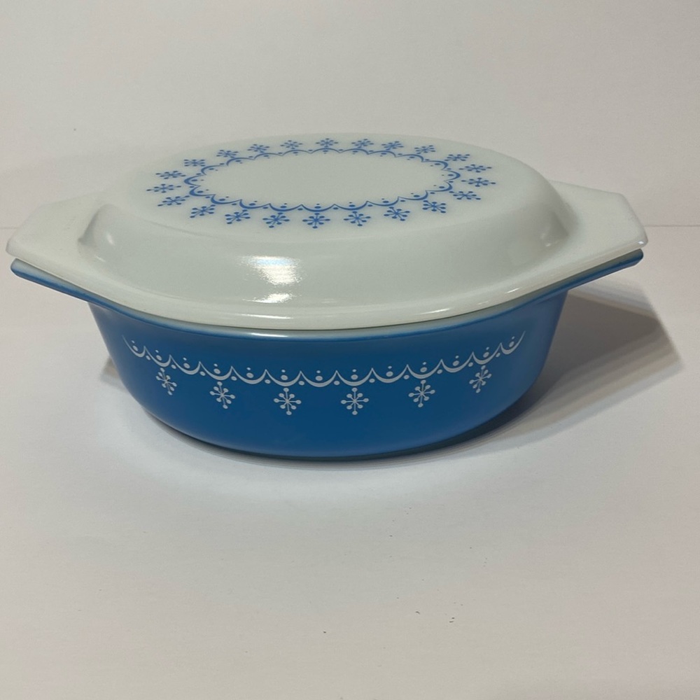 Pyrex 1 1/2 quart Casserole Dish